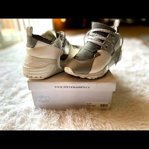 Steve Madden Silver Metallic Cliff (Black light activated)